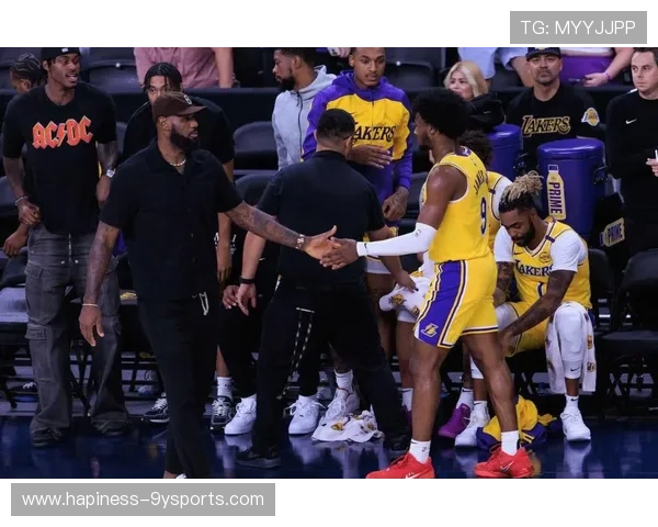 詹姆斯领衔湖人季前赛大胜勇士 替补阵容表现亮眼引热议