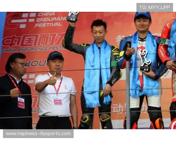 摩托车大奖赛赛季收官战精彩纷呈 小将崭露头角引热议